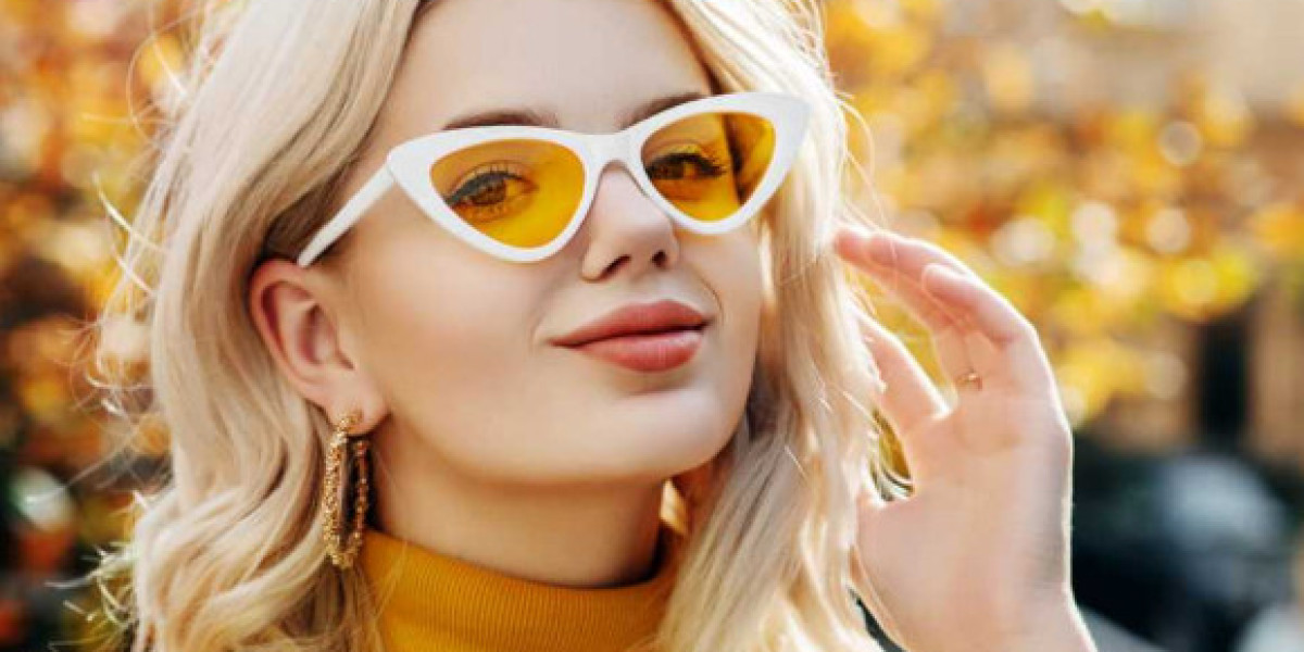Embracing Nostalgia: The Comeback of Oversized Frames and Vintage Vibes